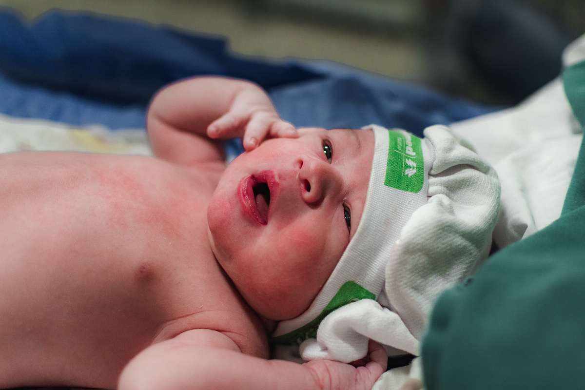 fotografia de parto pelo fotografo de parto andré pontes - bebê reagindo ao mundo