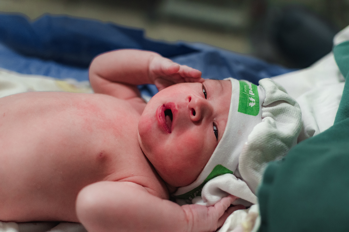 fotografia de parto pelo fotografo de parto andré pontes - bebê reagindo ao mundo