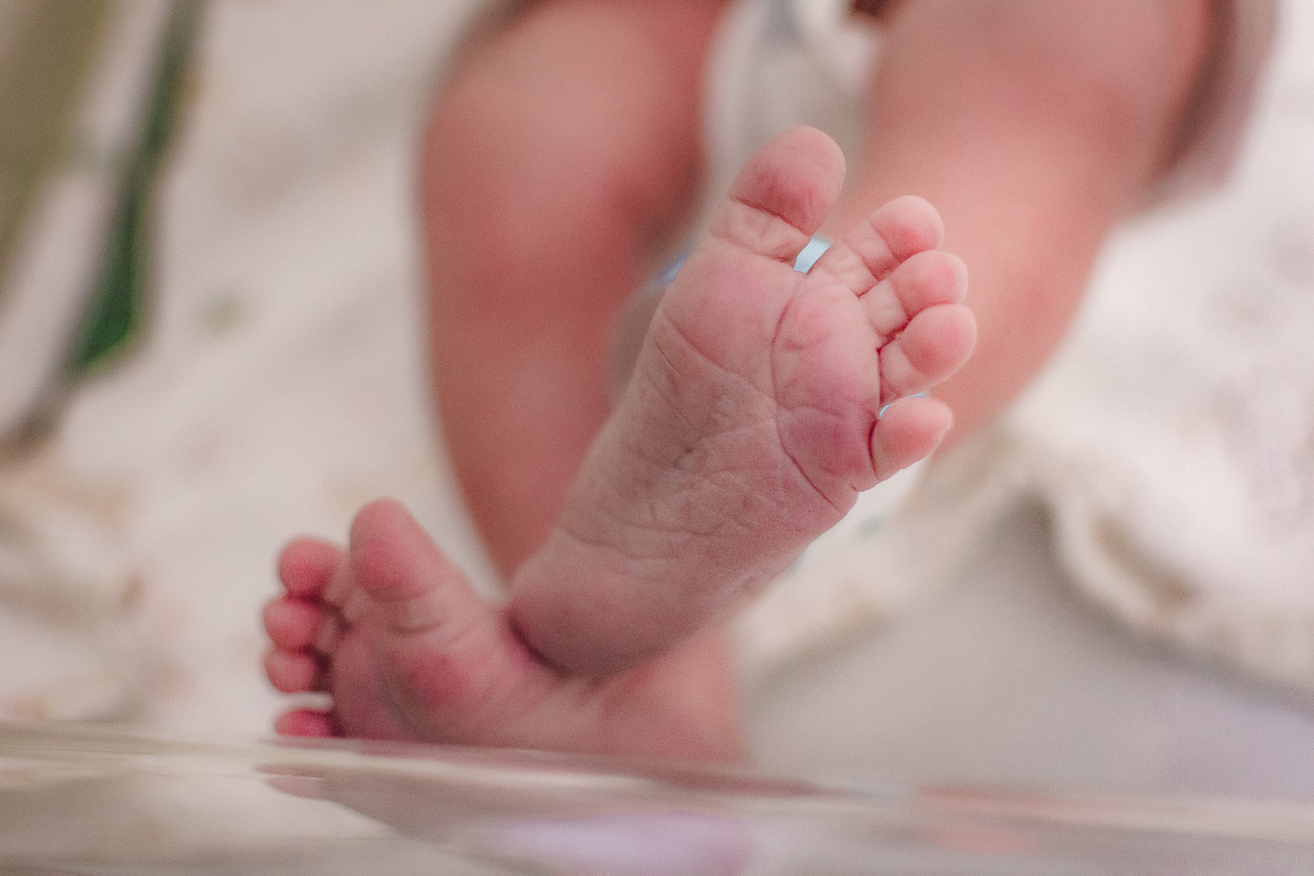 fotografia de parto pelo fotografo de parto andré pontes - detalhes do bebê