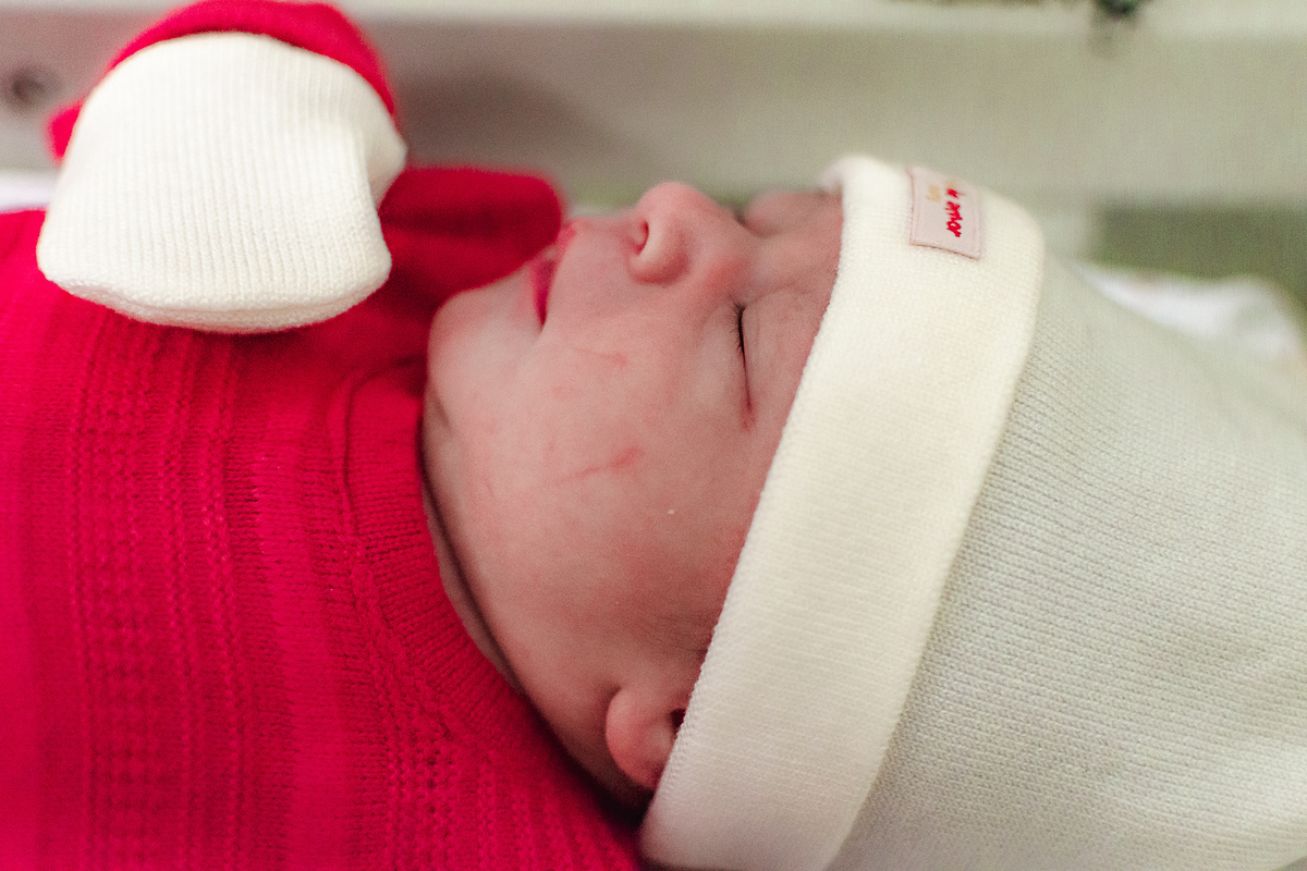 fotografia de parto pelo fotografo de parto andré pontes - detalhes do bebê