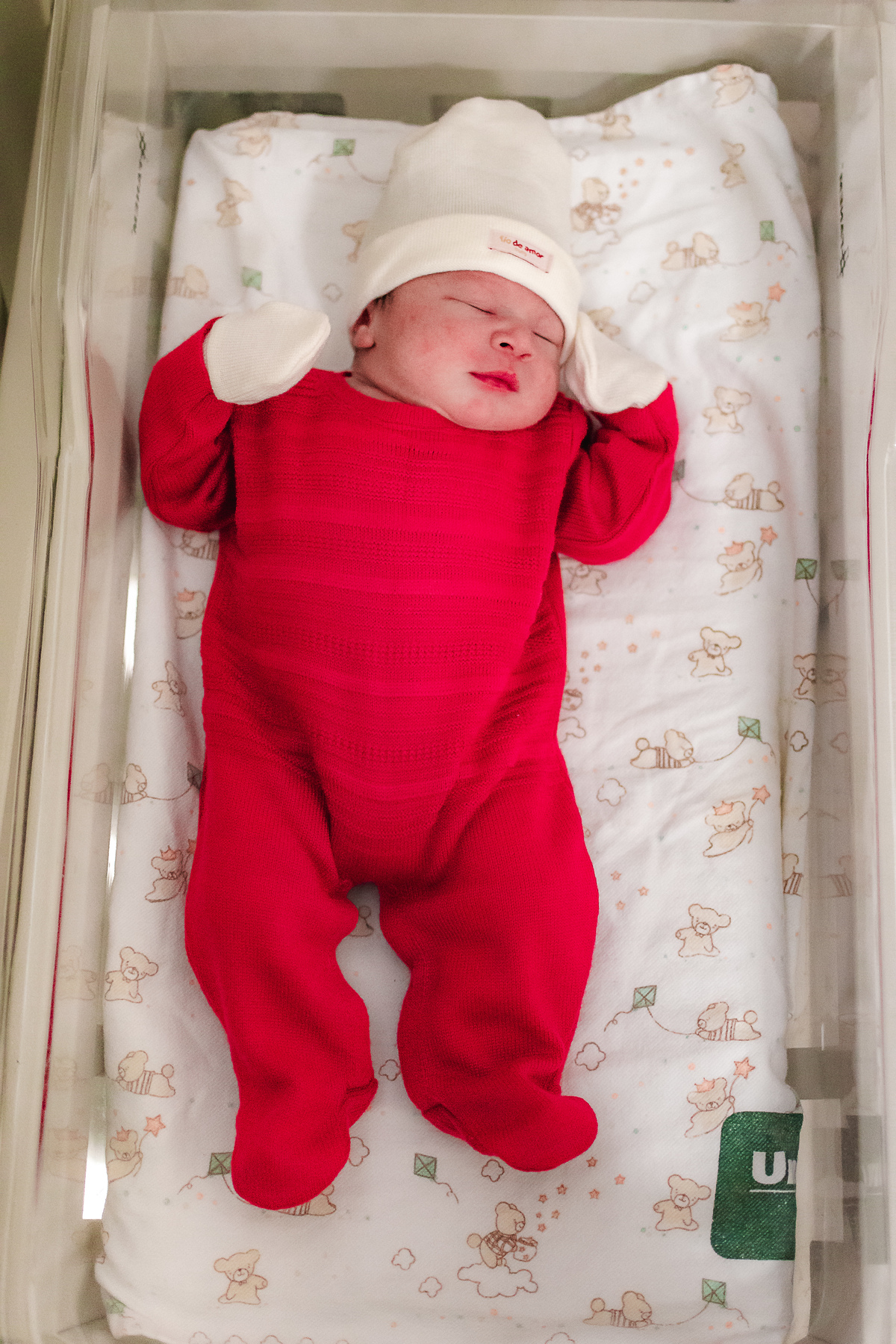 fotografia de parto pelo fotografo de parto andré pontes - bebê na sua primeira roupa