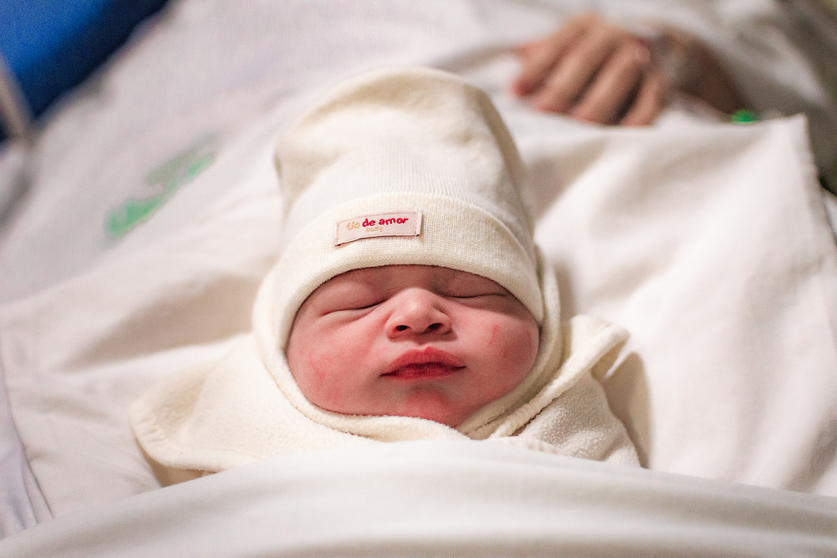 fotografia de parto pelo fotografo de parto andré pontes - detalhes do bebê