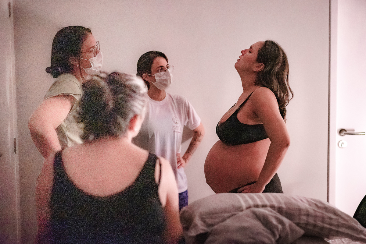 fotografia de parto pelo fotografo de parto andré pontes -mulher em trabalho de parto acompanhada de doula enfermeira obstétrica e sua irmã