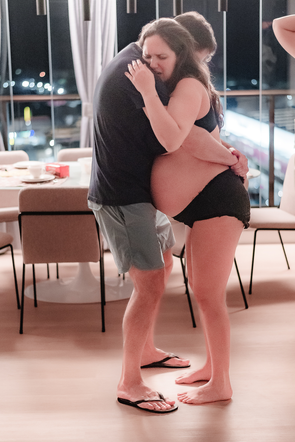 fotografia de parto pelo fotografo de parto andré pontes -mulher em trabalho de parto abraçada ao seu mardio