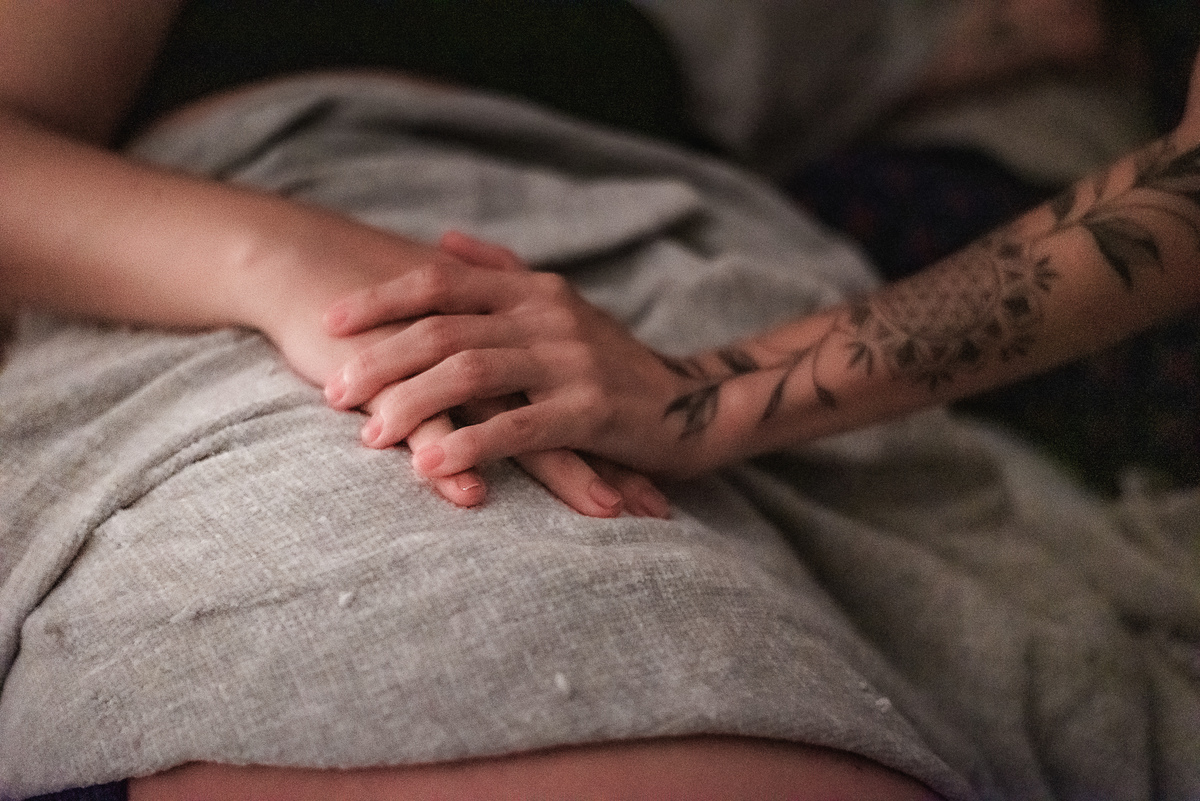 fotografia de parto pelo fotografo de parto andré pontes - detalhe de mãos que dão apoio