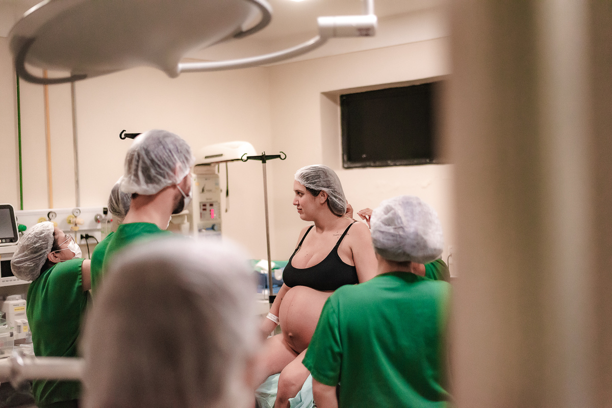 fotografia de parto pelo fotografo de parto andré pontes - mulher se prepara pra cesariana