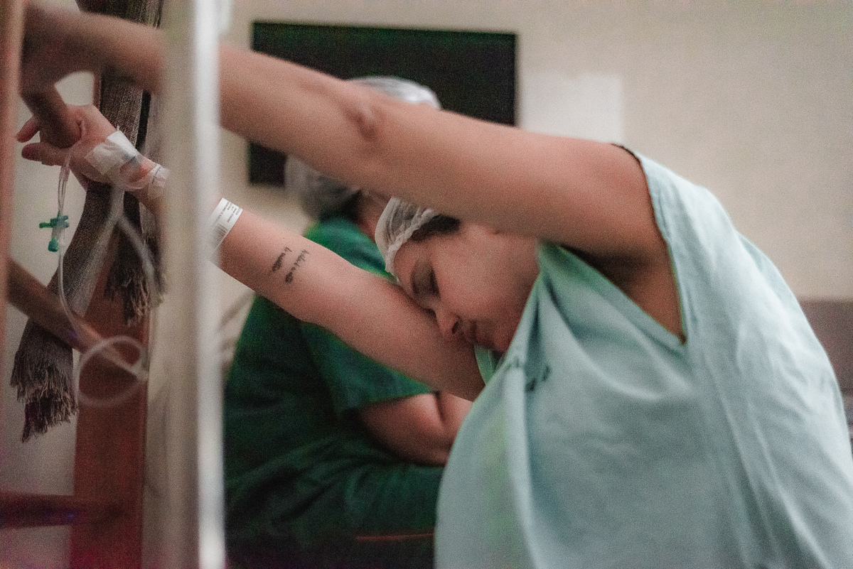 fotografia de parto pelo fotografo de parto andré pontes - mulher utilizando o espaldar no trabalho de parto