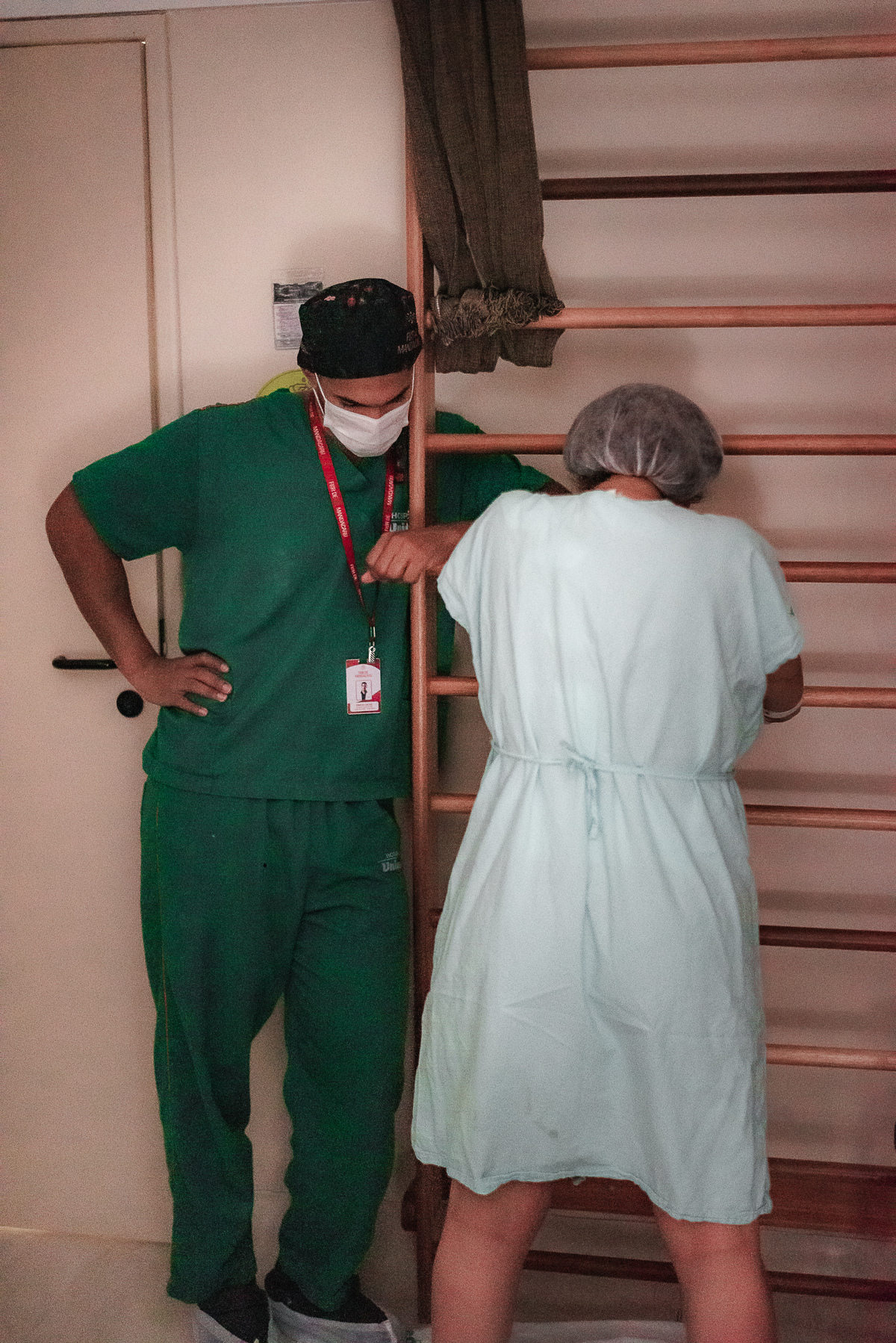 fotografia de parto pelo fotografo de parto andré pontes - obstetra praticando obstare