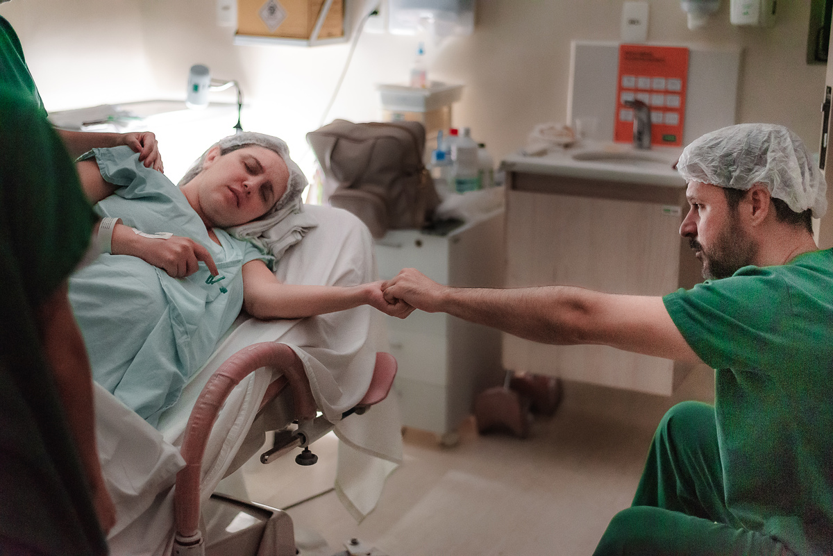 fotografia de parto pelo fotografo de parto andré pontes - atenção através do toque entre dedos
