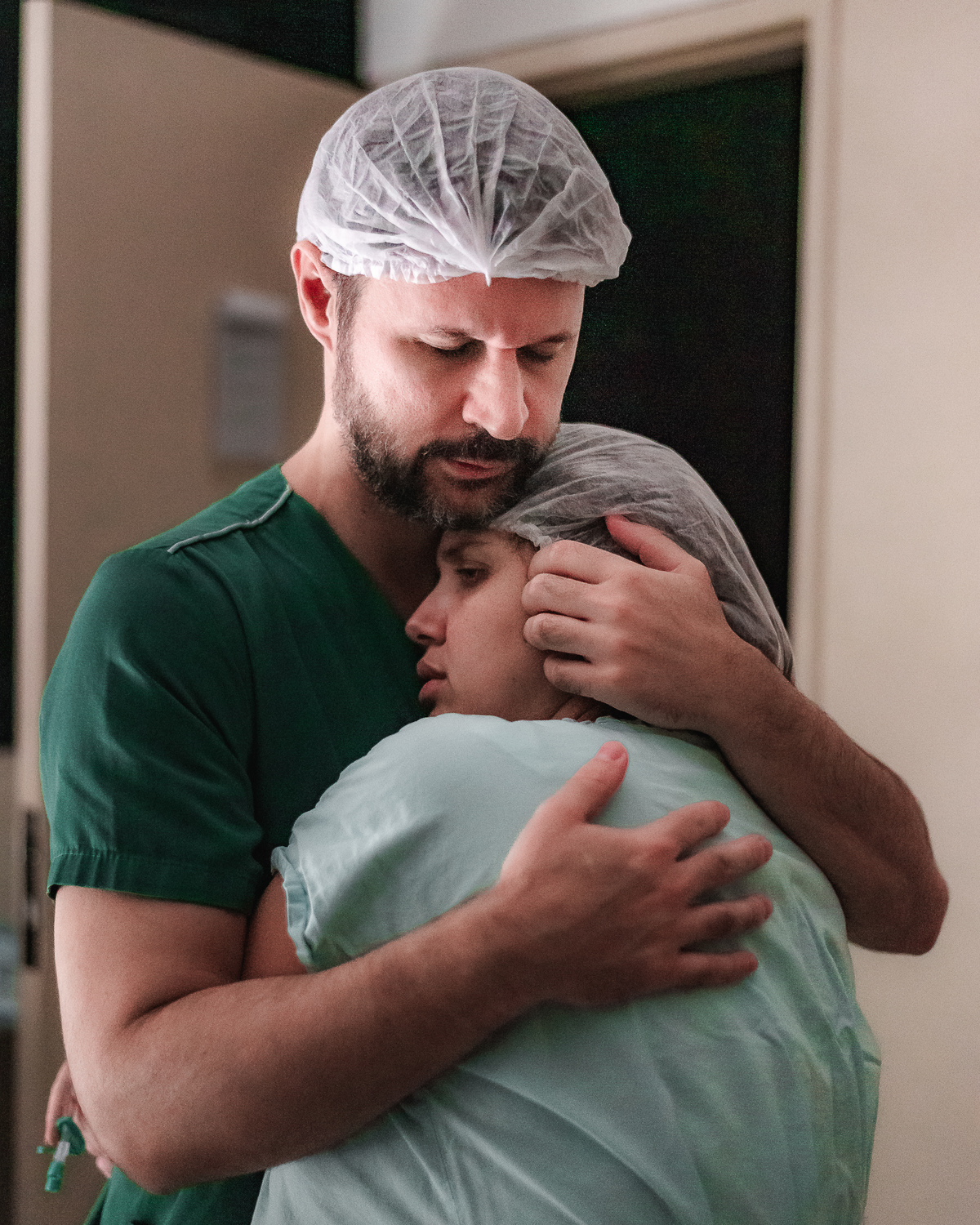 fotografia de parto pelo fotografo de parto andré pontes - mulher encontra repouso em colo do marido durante trabalho de parto