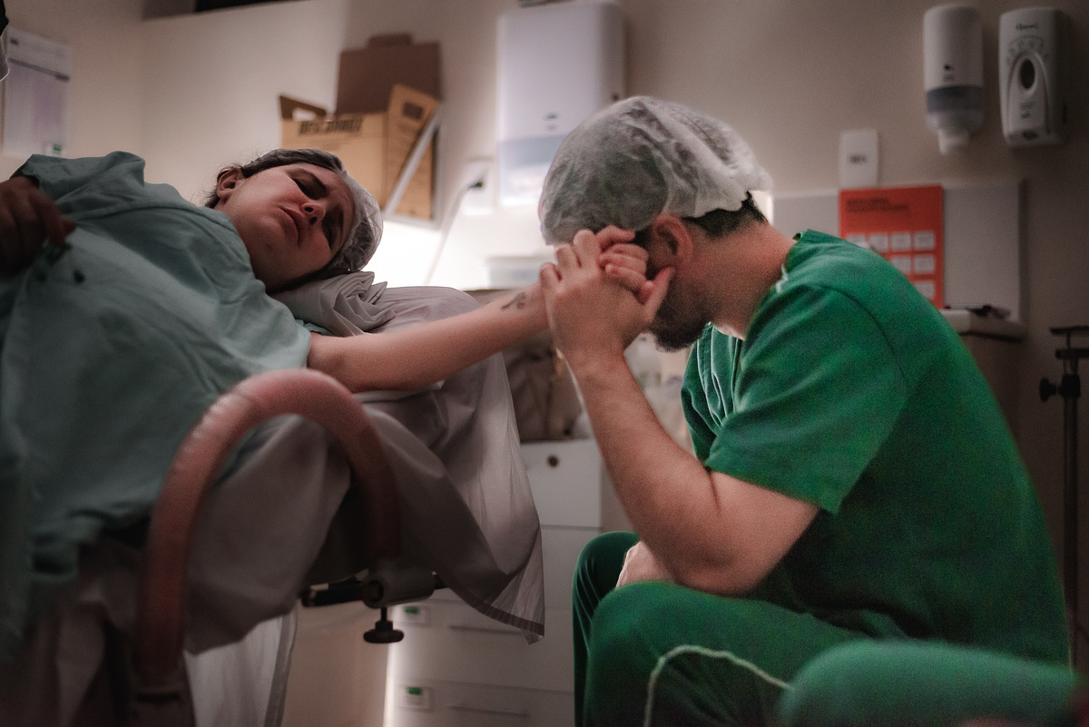 fotografia de parto pelo fotografo de parto andré pontes - presença do pai