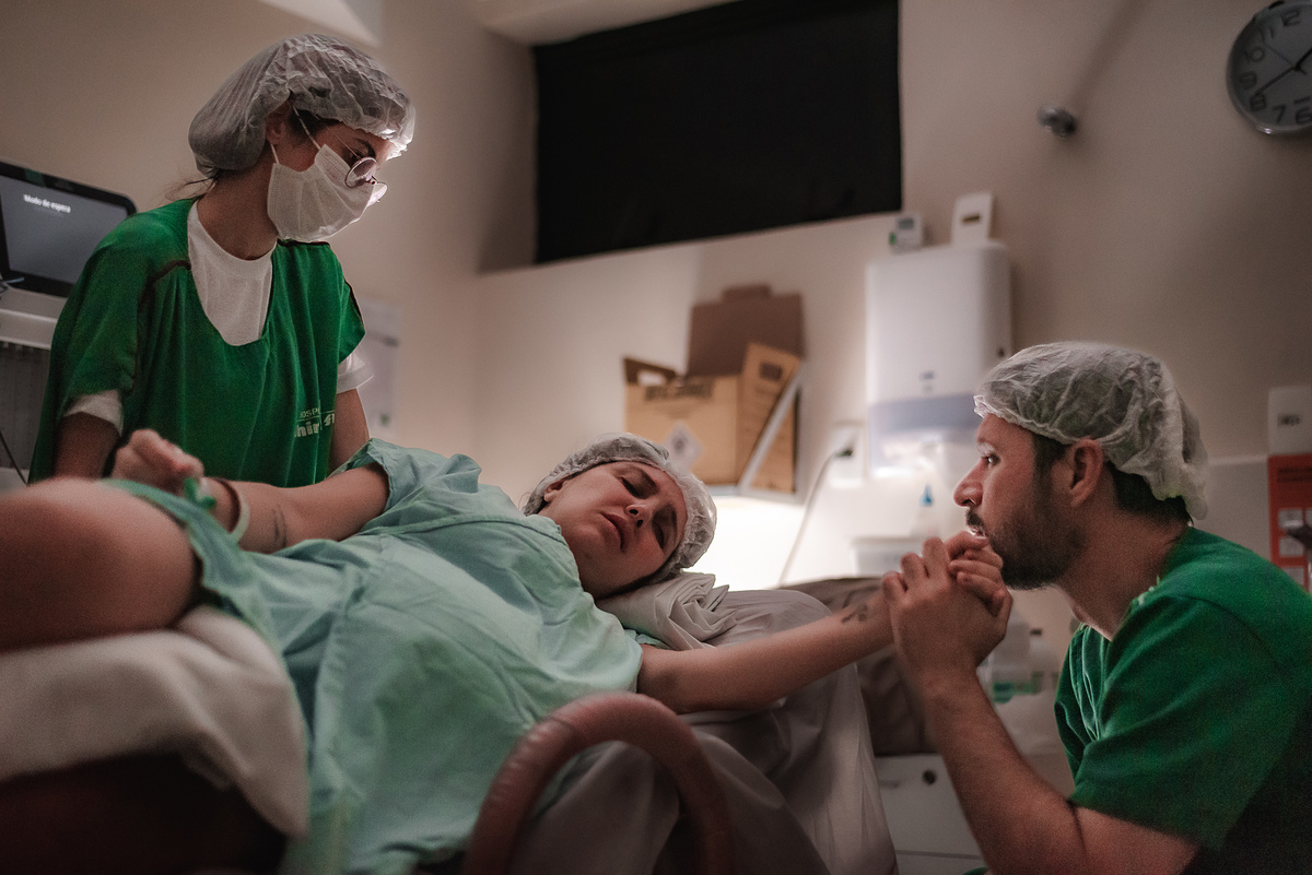 fotografia de parto pelo fotografo de parto andré pontes - suporte da doula e do pai