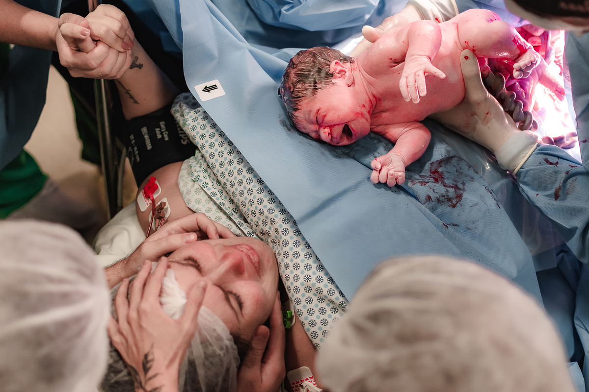 fotografia de parto pelo fotografo de parto andré pontes - mãe vendo o bebê pela primeira vez