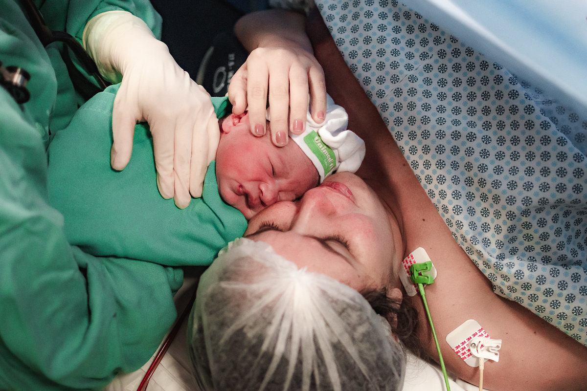 fotografia de parto pelo fotografo de parto andré pontes - primeira vez do bebê no colo da mãe