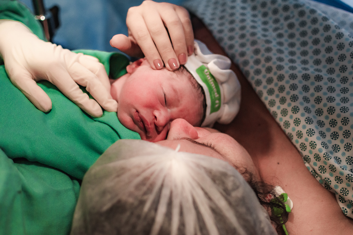 fotografia de parto pelo fotografo de parto andré pontes - primeira vez do bebê no colo da mãe
