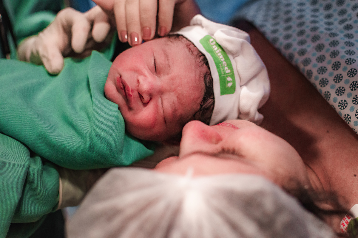 fotografia de parto pelo fotografo de parto andré pontes - primeira vez do bebê no colo da mãe