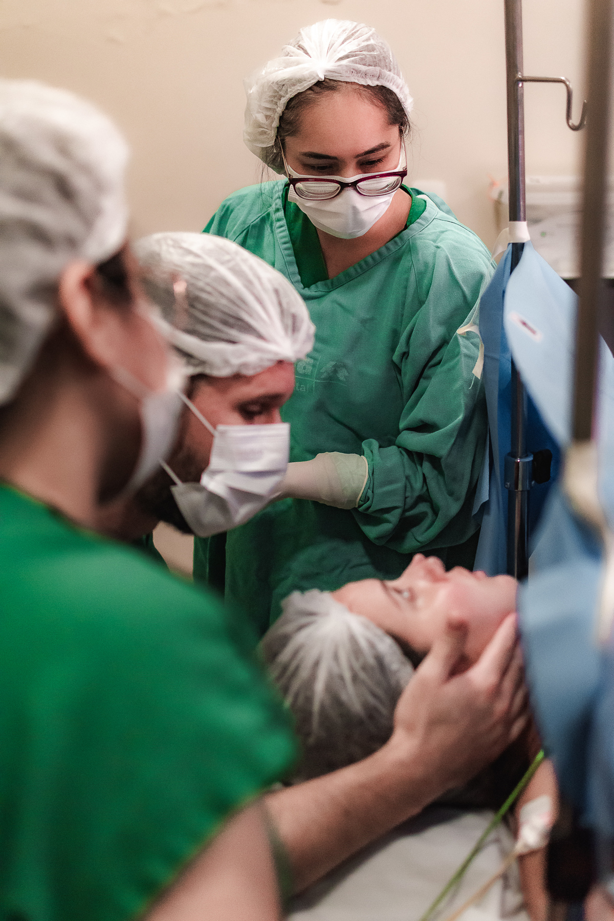 fotografia de parto pelo fotografo de parto andré pontes - mulher se prepara pra ceariana apoiada pelo marido