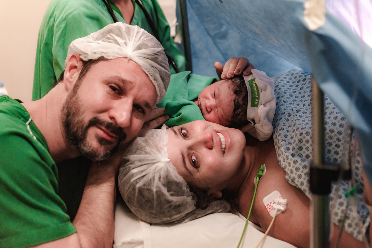 fotografia de parto pelo fotografo de parto andré pontes - primeira vez do da família reunida
