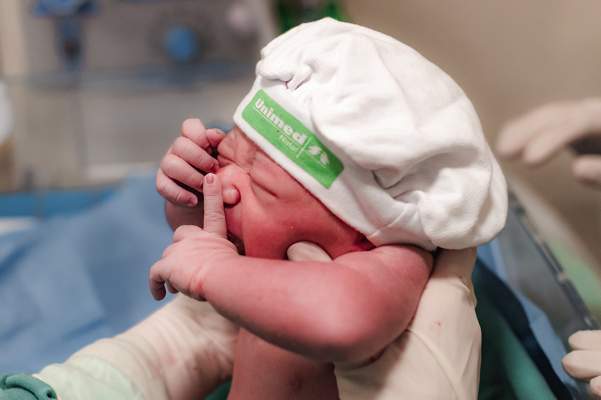 fotografia de parto pelo fotografo de parto andré pontes - bebê tentando entender o mundo