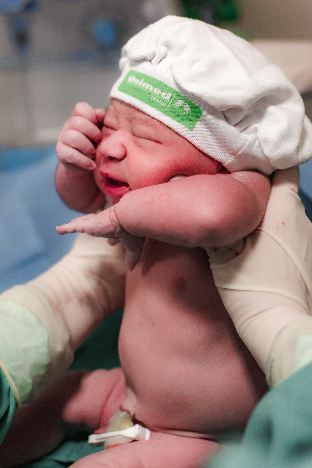 fotografia de parto pelo fotografo de parto andré pontes - bebê tentando entender o mundo