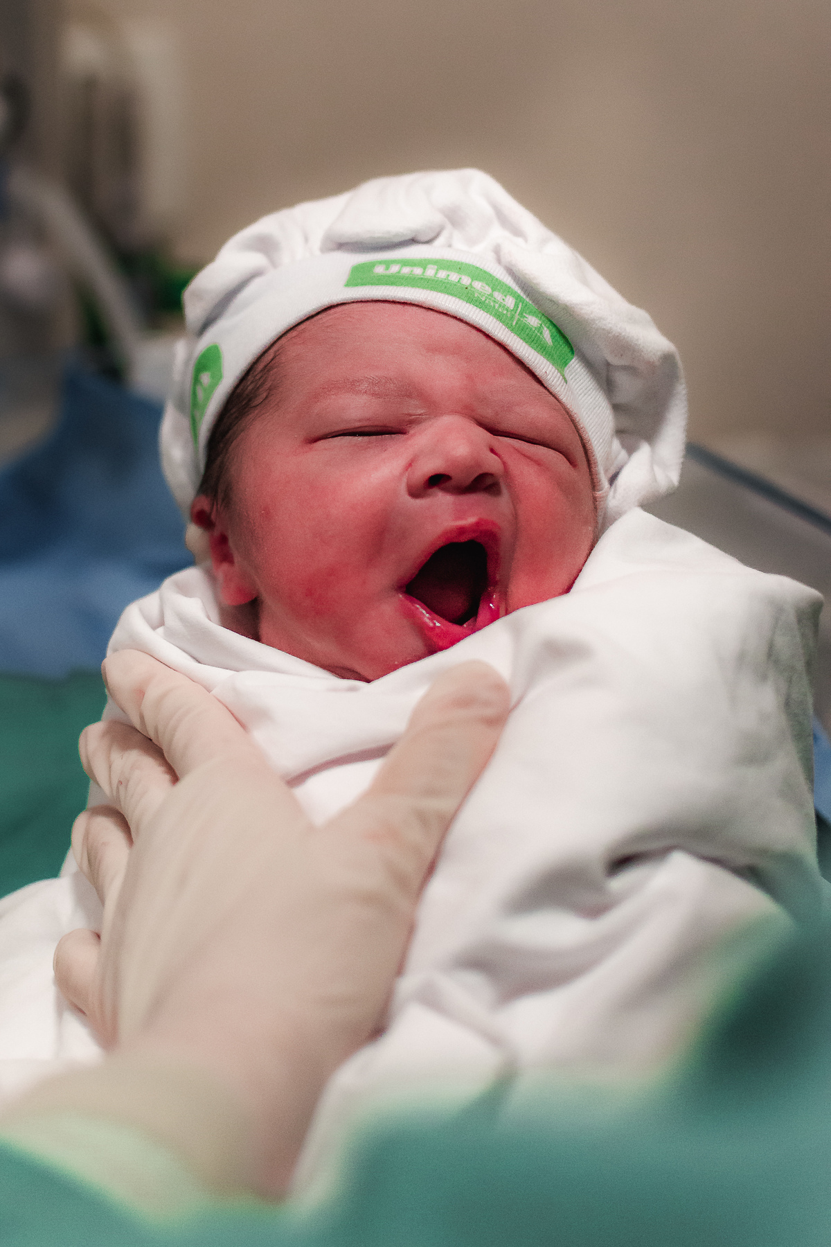 fotografia de parto pelo fotografo de parto andré pontes - bebê tentando entender o mundo