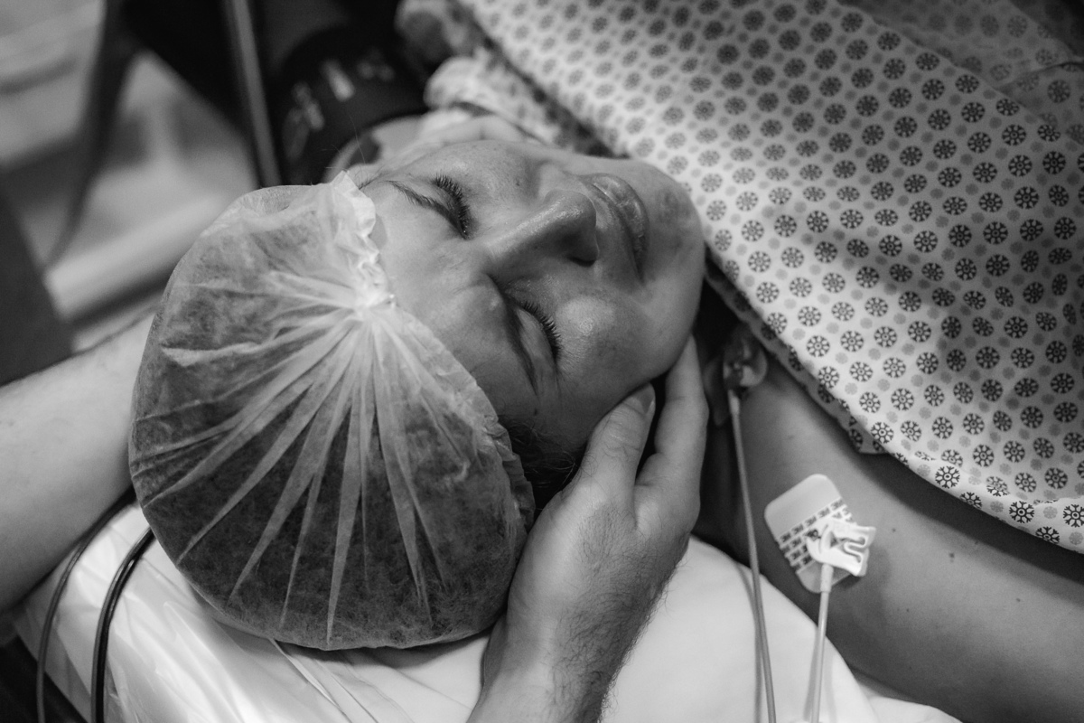 fotografia de parto pelo fotografo de parto andré pontes - mulher emocioanda instantes antes do bebê nascer