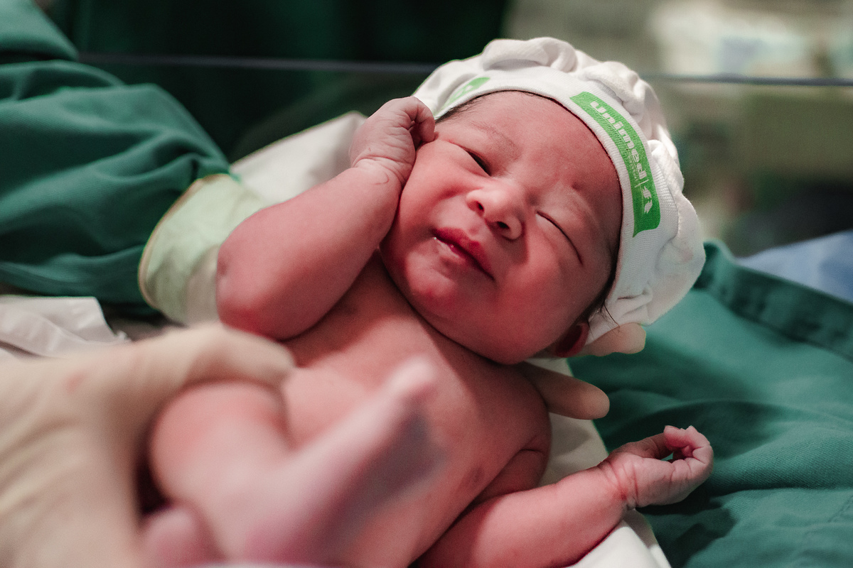 fotografia de parto pelo fotografo de parto andré pontes - bebê conhecendo o mundo