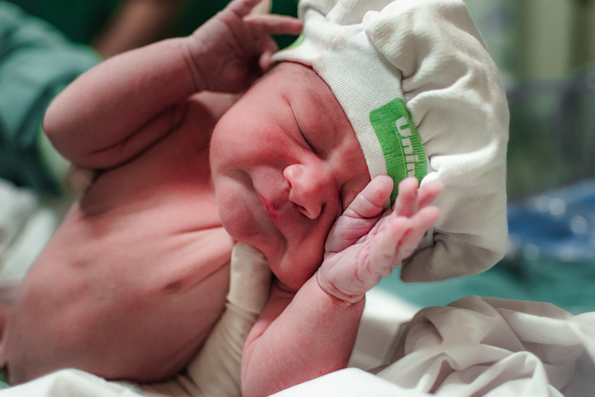 fotografia de parto pelo fotografo de parto andré pontes - bebê conhecendo o mundo extra uterino