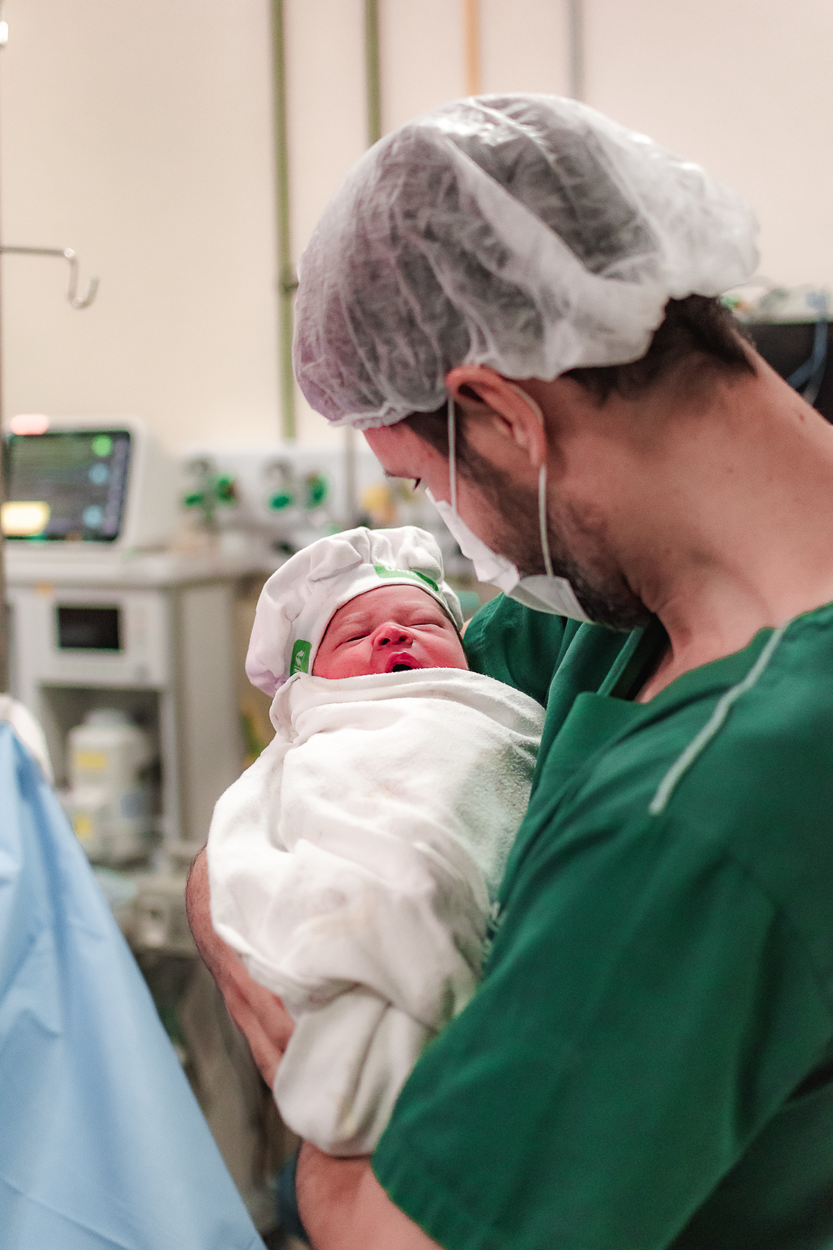 fotografia de parto pelo fotografo de parto andré pontes - bebê no colo do pai