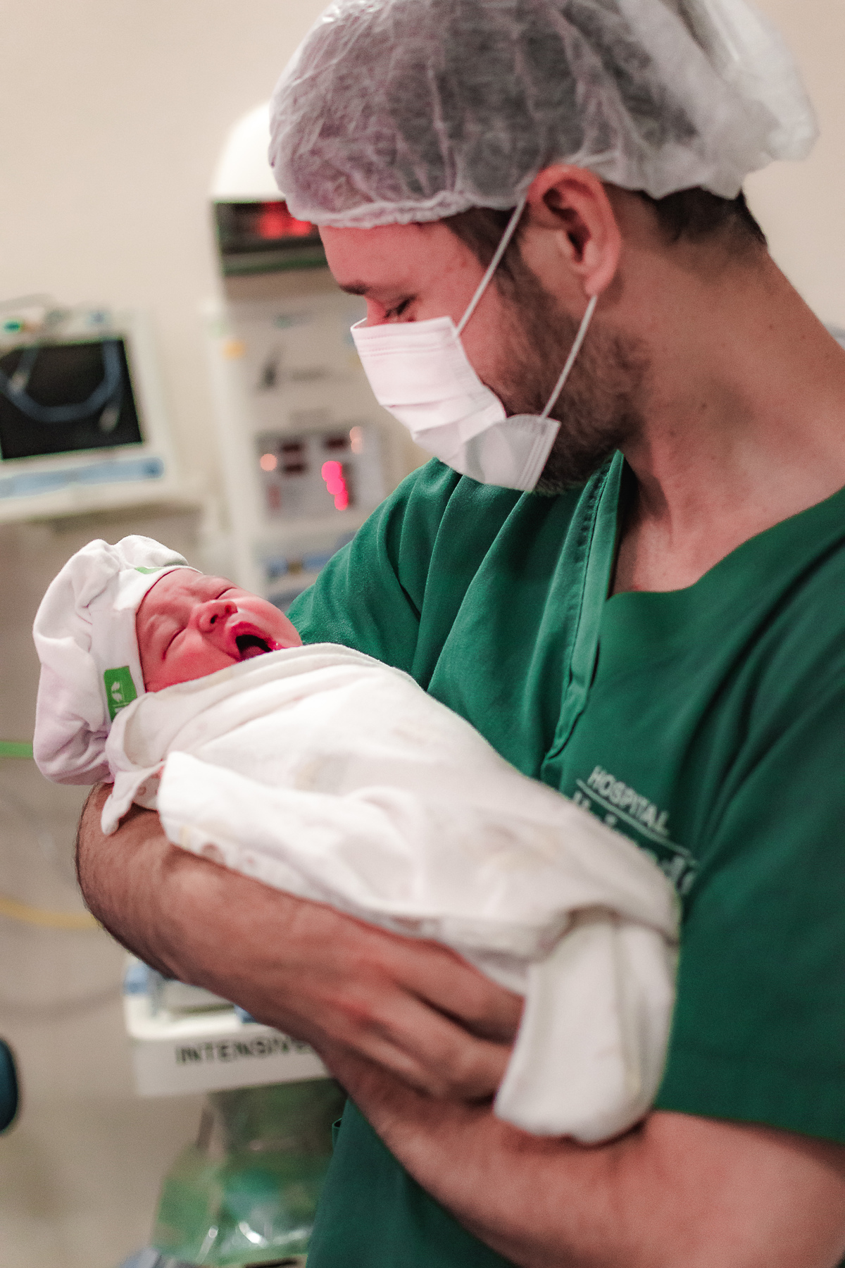 fotografia de parto pelo fotografo de parto andré pontes - bebê no colo do pai