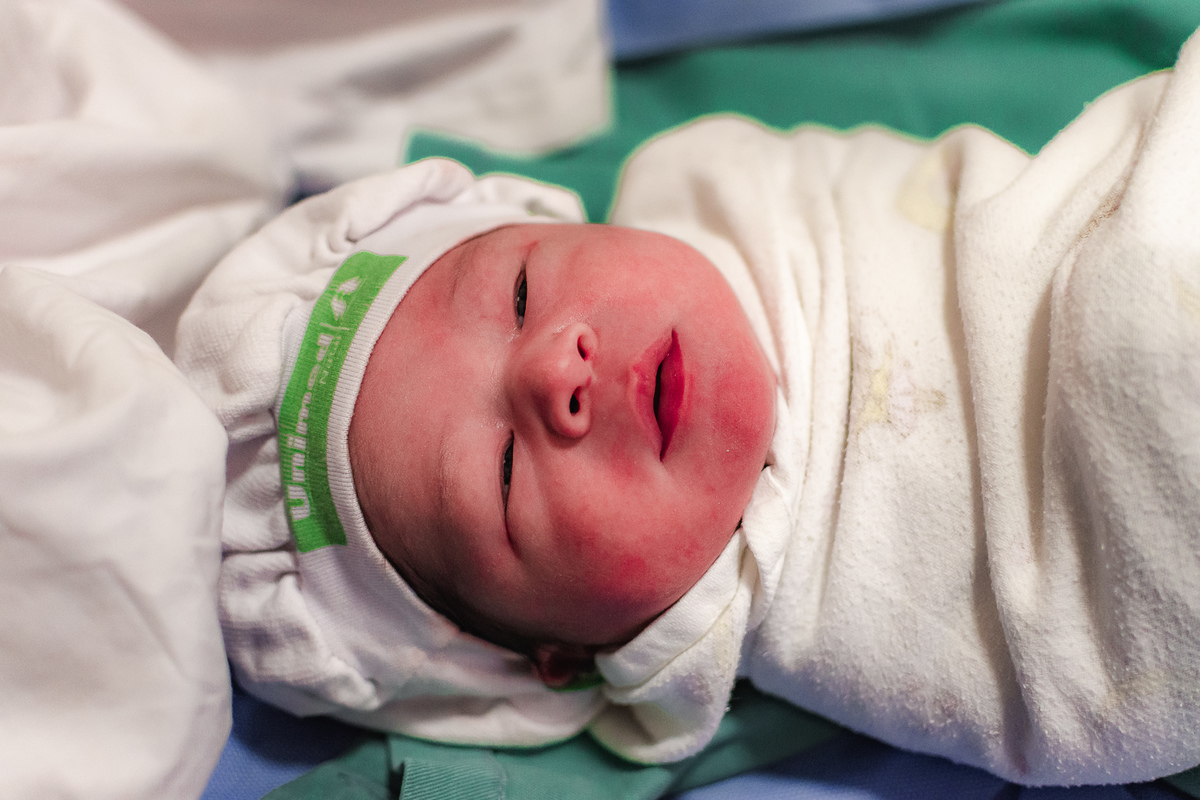 fotografia de parto pelo fotografo de parto andré pontes - detalhes do bebê