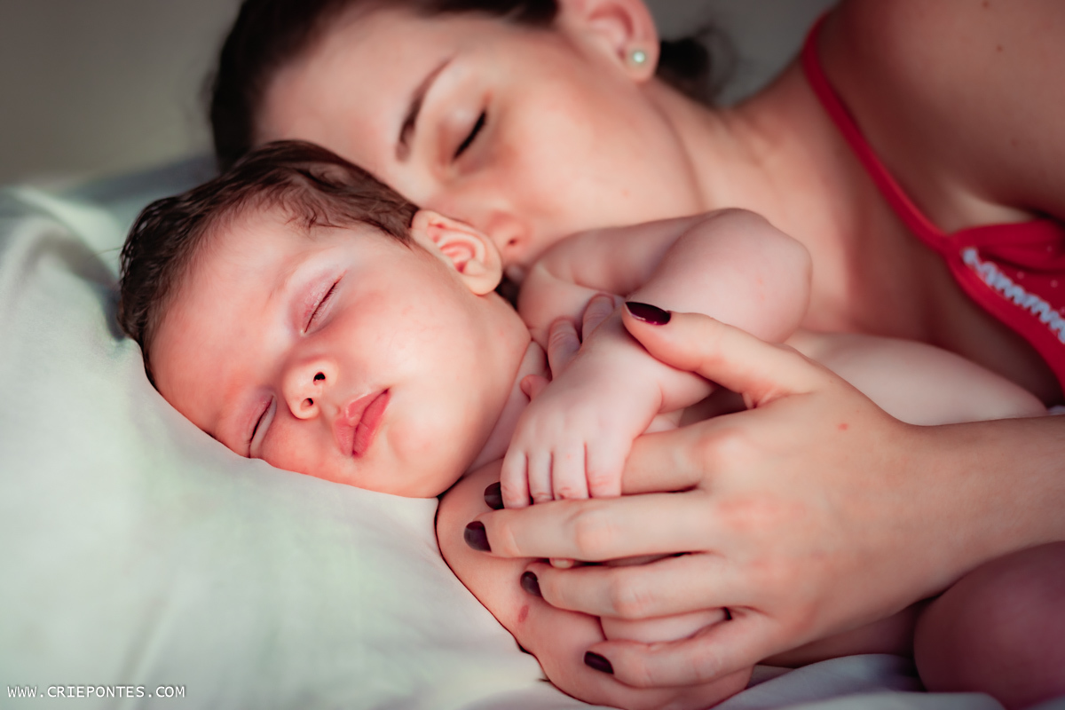 Mamãe dormindo abraçada com seu bebê