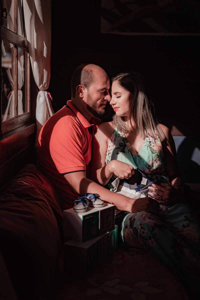 Casal aproveitando o sol da tarde.