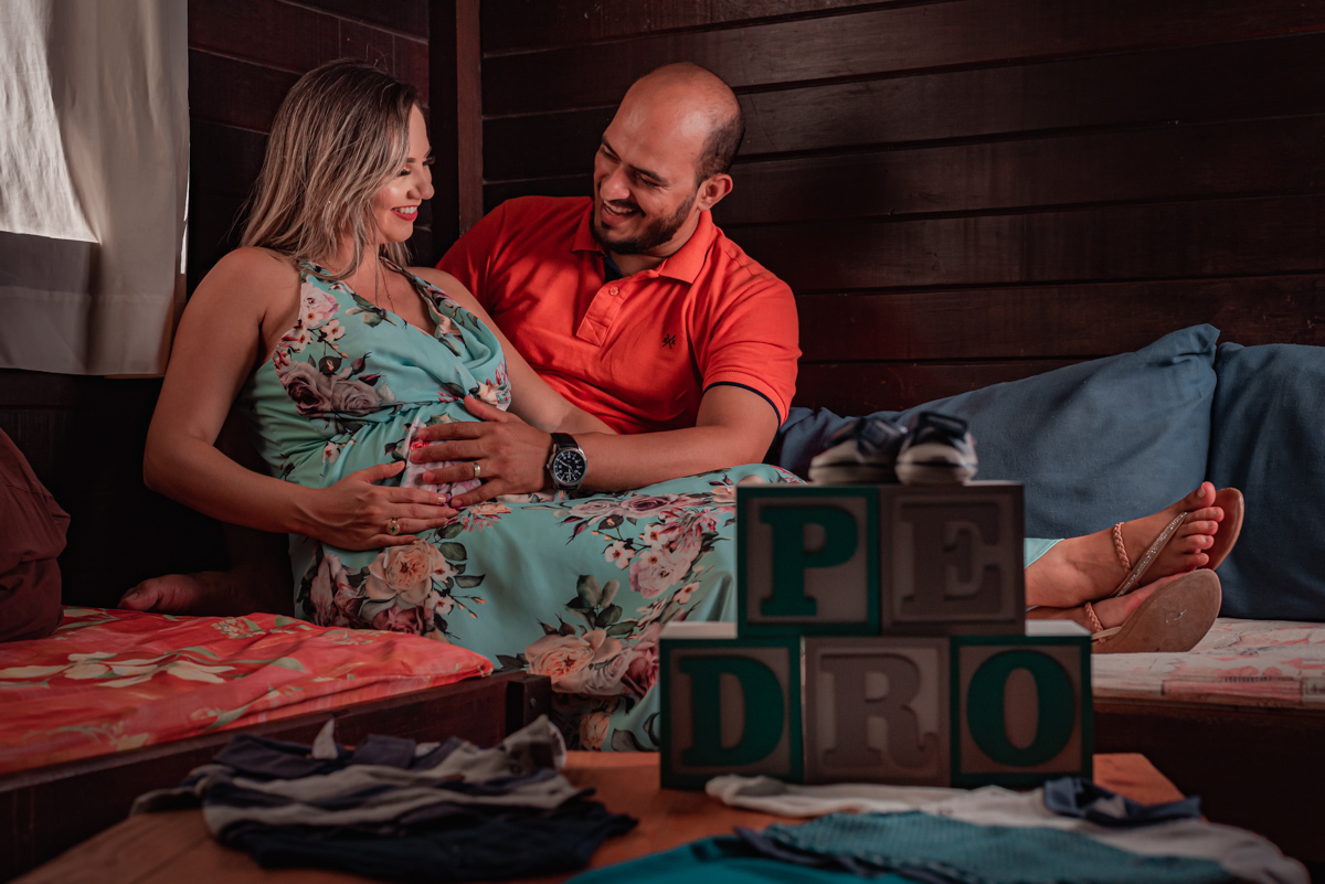 Casal se diverte esperando o seu primeiro filho.