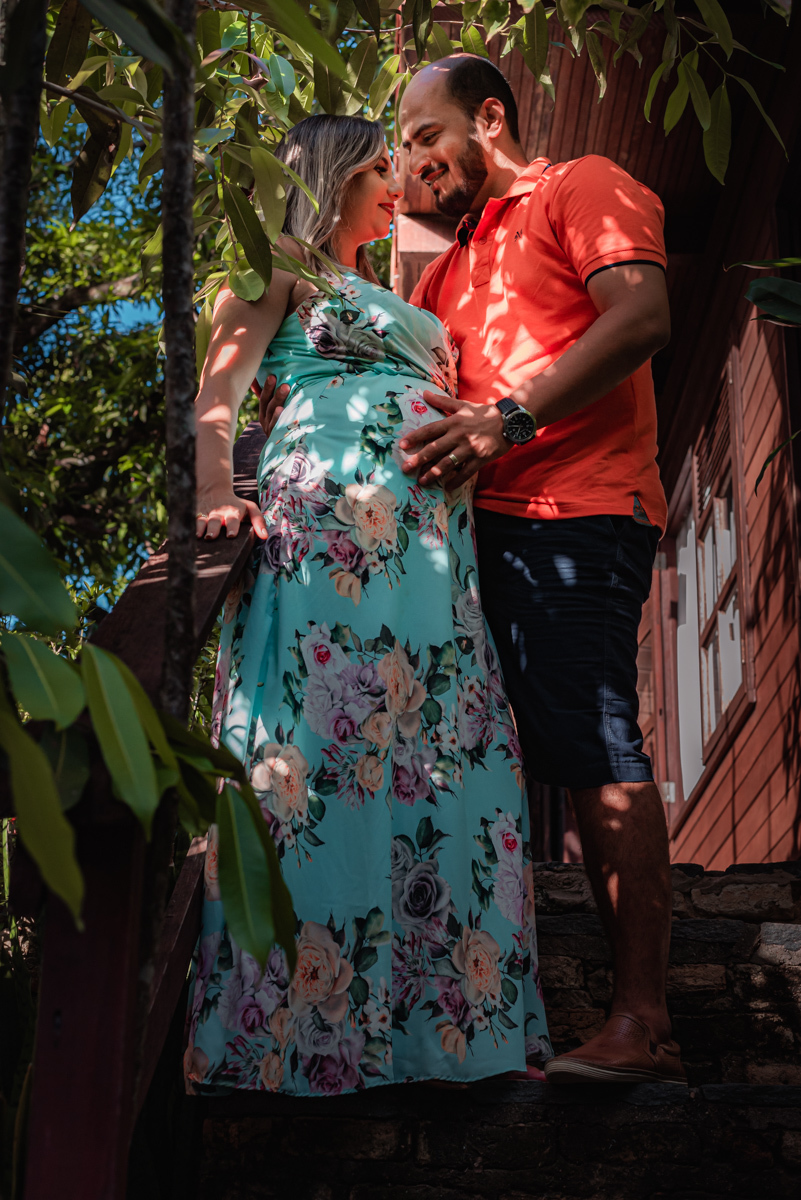 Casal admira a barriga com o primeiro filho 