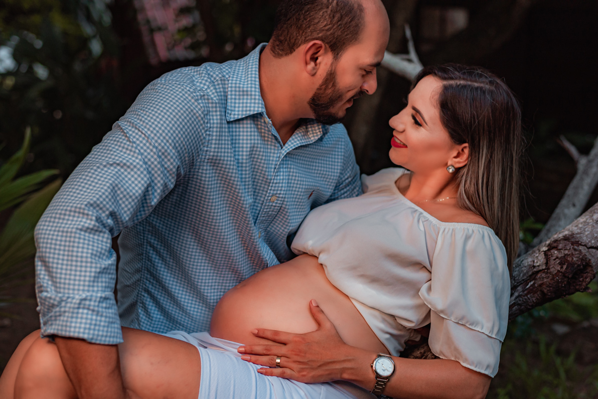 Casal esperando a chegada do seu primeiro filho, num fim de tarde.