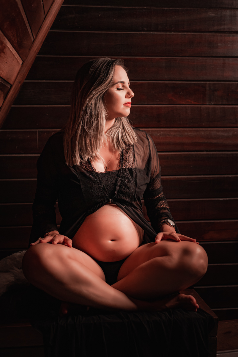 Mamãe gestante em posição de lótus.