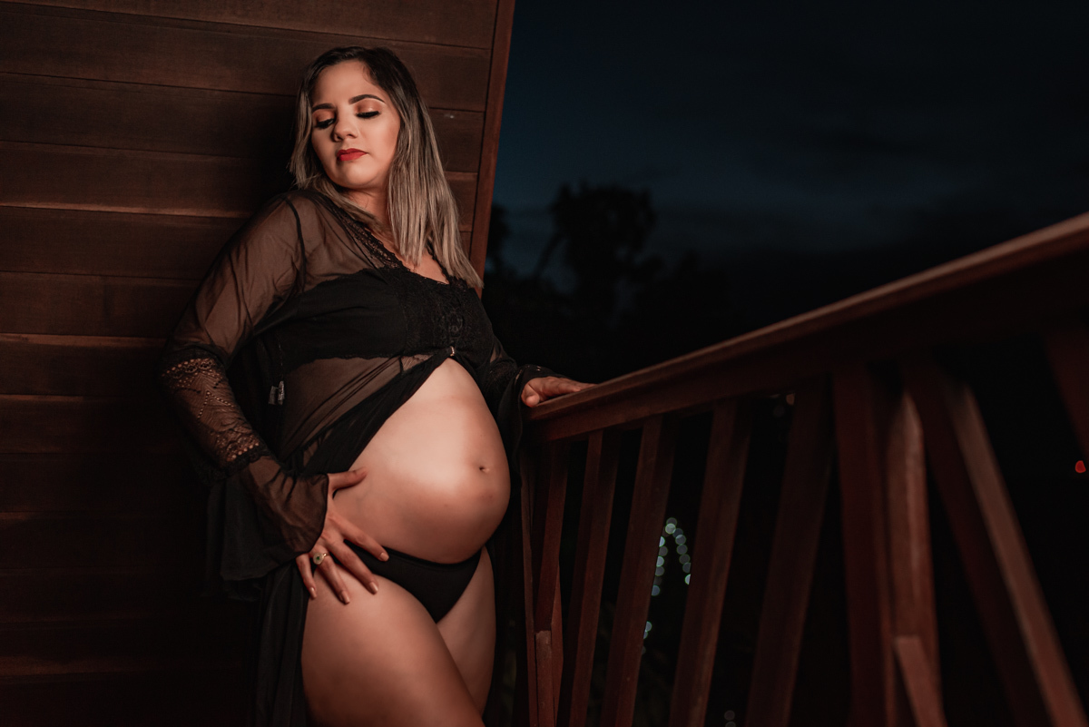 Linda mamãe gestante exibindo sua barriga