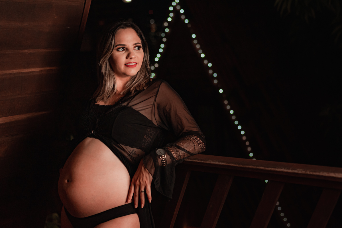 Linda mamãe gestante e sua barriga no fim da gestação.