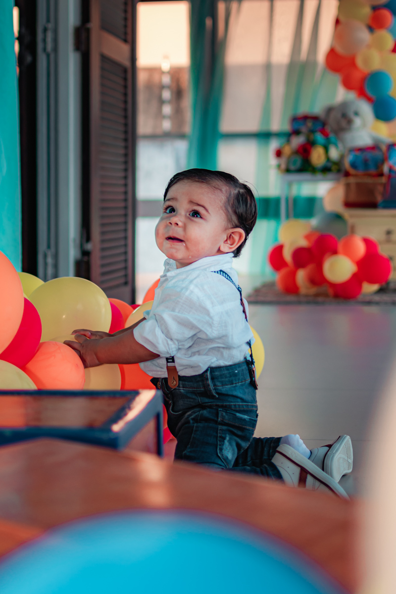 Aniversariante brincando com balões 