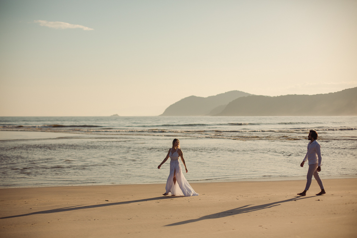 Trash the Dress na praia, ensaio de casal, pós casamento, fotos de casal, casamento na praia, barbearia vilas, Photolima Fotografia, fotografo de casamento em mogi das cruzes, melhores fotografos de casamento, ideia de fotos de casal na praia