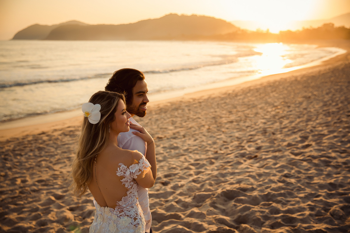 Trash the Dress na praia, ensaio de casal, pós casamento, fotos de casal, casamento na praia, barbearia vilas, Photolima Fotografia, fotografo de casamento em mogi das cruzes, melhores fotografos de casamento, ideia de fotos de casal na praia