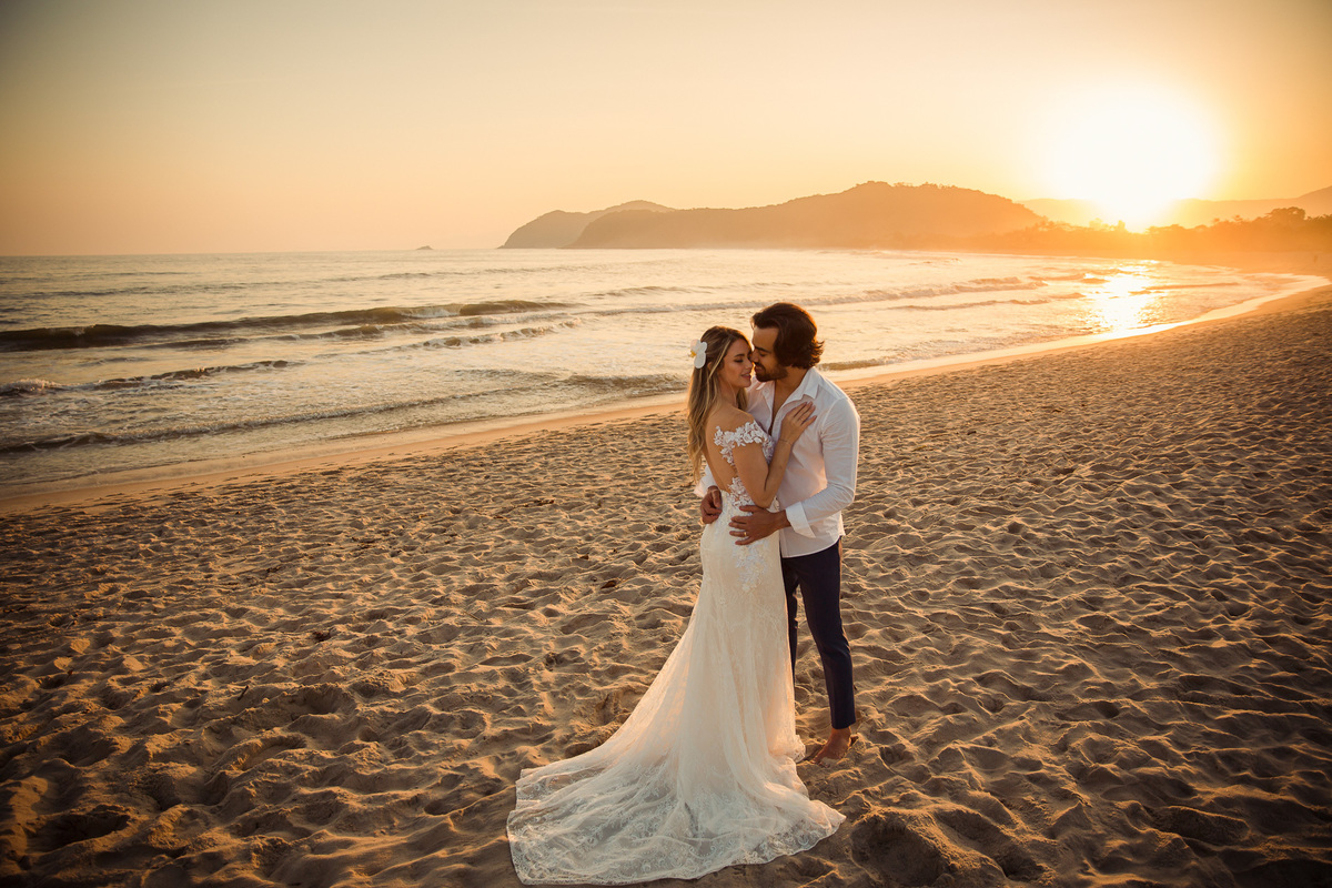 Trash the Dress na praia, ensaio de casal, pós casamento, fotos de casal, casamento na praia, barbearia vilas, Photolima Fotografia, fotografo de casamento em mogi das cruzes, melhores fotografos de casamento, ideia de fotos de casal na praia