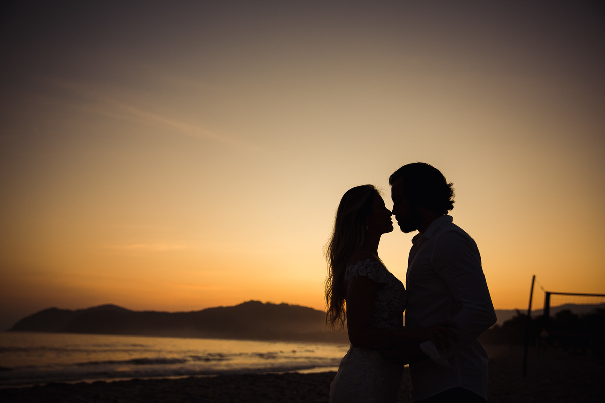 Trash the Dress na praia, ensaio de casal, pós casamento, fotos de casal, casamento na praia, barbearia vilas, Photolima Fotografia, fotografo de casamento em mogi das cruzes, melhores fotografos de casamento, ideia de fotos de casal na praia