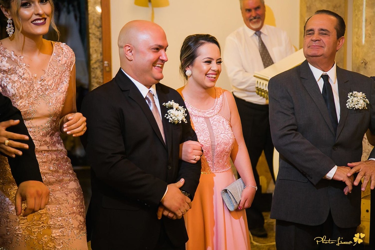 Photolima fotografos de casamento de mogi das cruzes, casamento de daniele larrubia e Daniel Grisaro dentista, fotos de cerimonia na igreja sagrado coração de jesus em mogi das cruzes, fotos de emoções, momento feliz, casal sorrindo, casamento catolico
