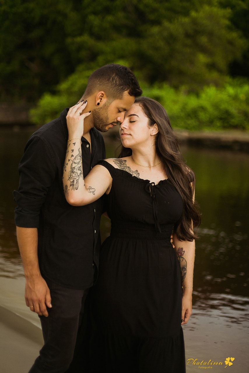 Fotos de casal na praia, pré wedding, pré casamento, photolima fotografia, fotografos de mogi das cruzes, foto de casal de preto na praia, casal de preto na areia da praia, ensaio de casal em barra do una, casal rock n roll na praia