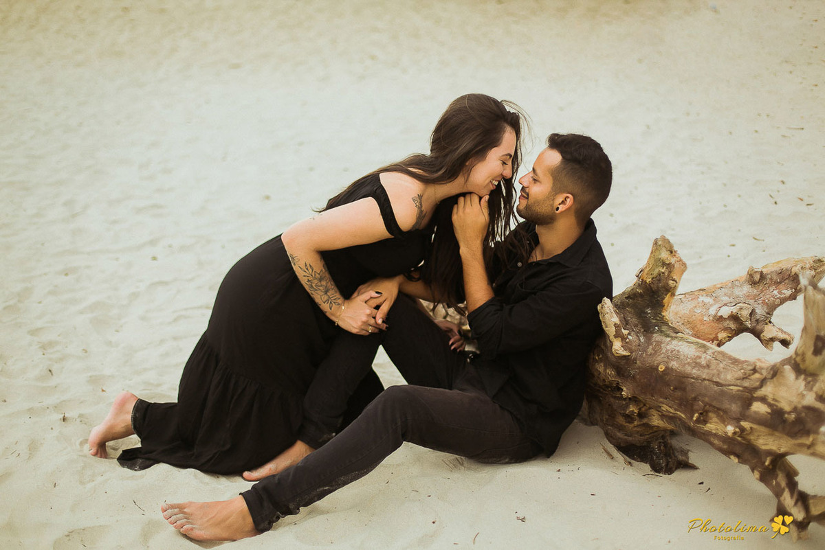 Fotos de casal na praia, pré wedding, pré casamento, photolima fotografia, fotografos de mogi das cruzes, foto de casal de preto na praia, casal de preto na areia da praia, ensaio de casal em barra do una, casal rock n roll na praia