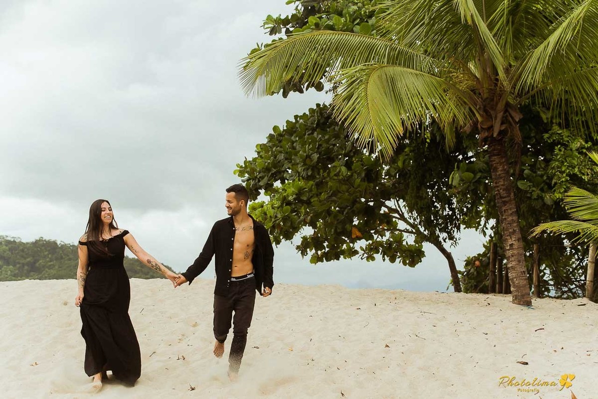 Fotos de casal na praia, pré wedding, pré casamento, photolima fotografia, fotografos de mogi das cruzes, foto de casal de preto na praia, casal de preto na areia da praia, ensaio de casal em barra do una, casal rock n roll na praia