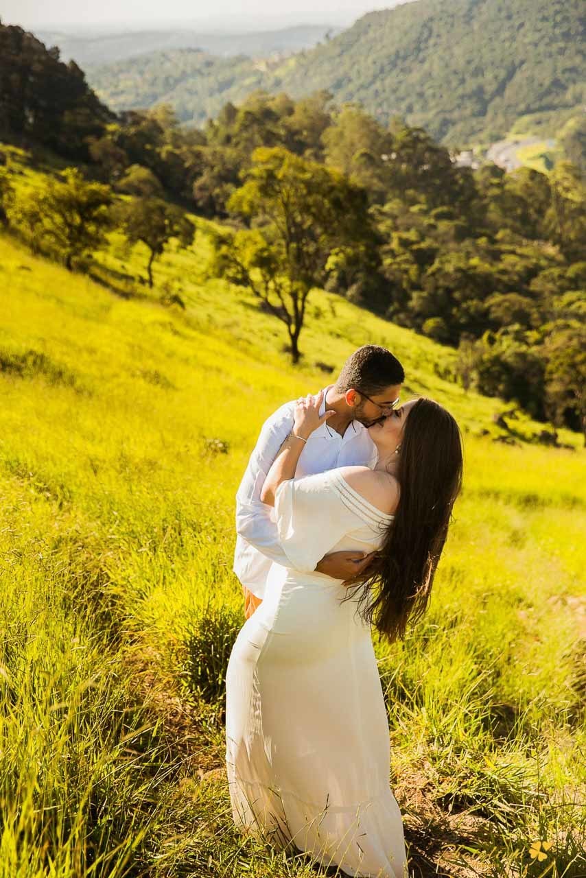 Photolima Fotografia de casamentos, ensaio de pre wedding no pico do olho d'agua, pico do olho da agua, pico em mairiporã, ensaio na montanha, fotos de casal no pico do olho d'água, fotos no pôr-do-sol, fotos de casal sorrindo, fotos no campo