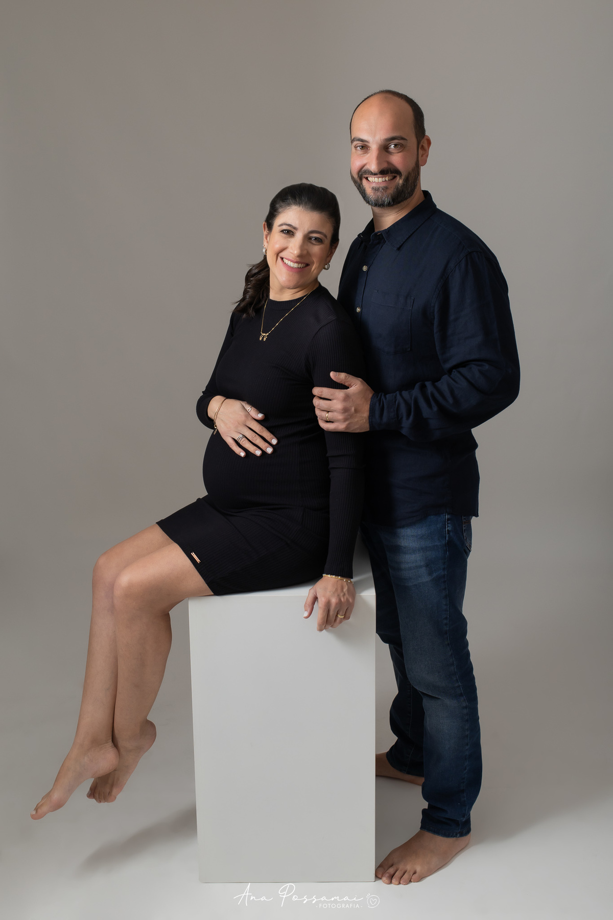 Ensaio de gestante em estúdio com vestido preto em bento gonçalves